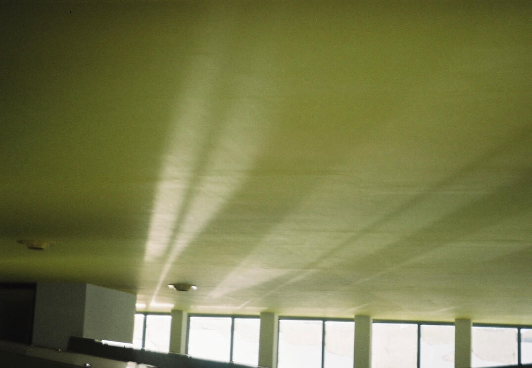 (04)
